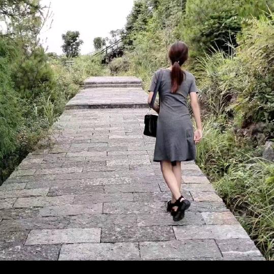 村里有个姑娘