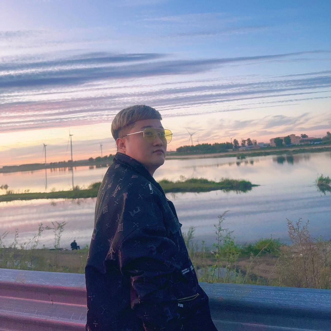 女王国际俱乐部行政副总柱子