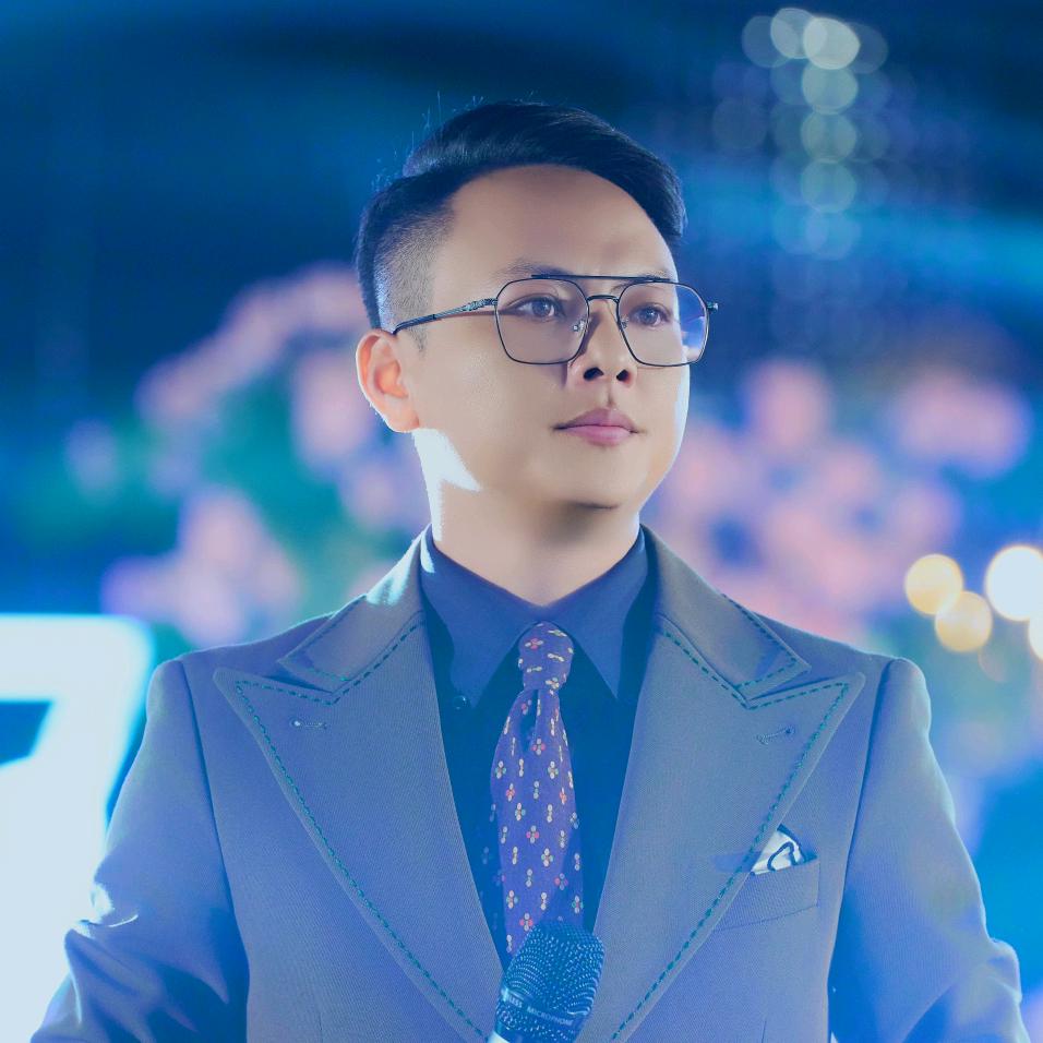 何憨憨是个憨憨的主持人