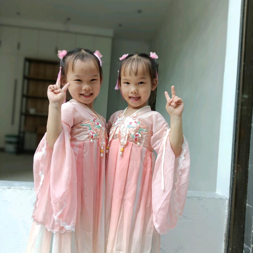 小静小嘟小贝三姐妹