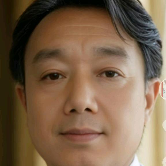 用户9335987541186雨中漫步。