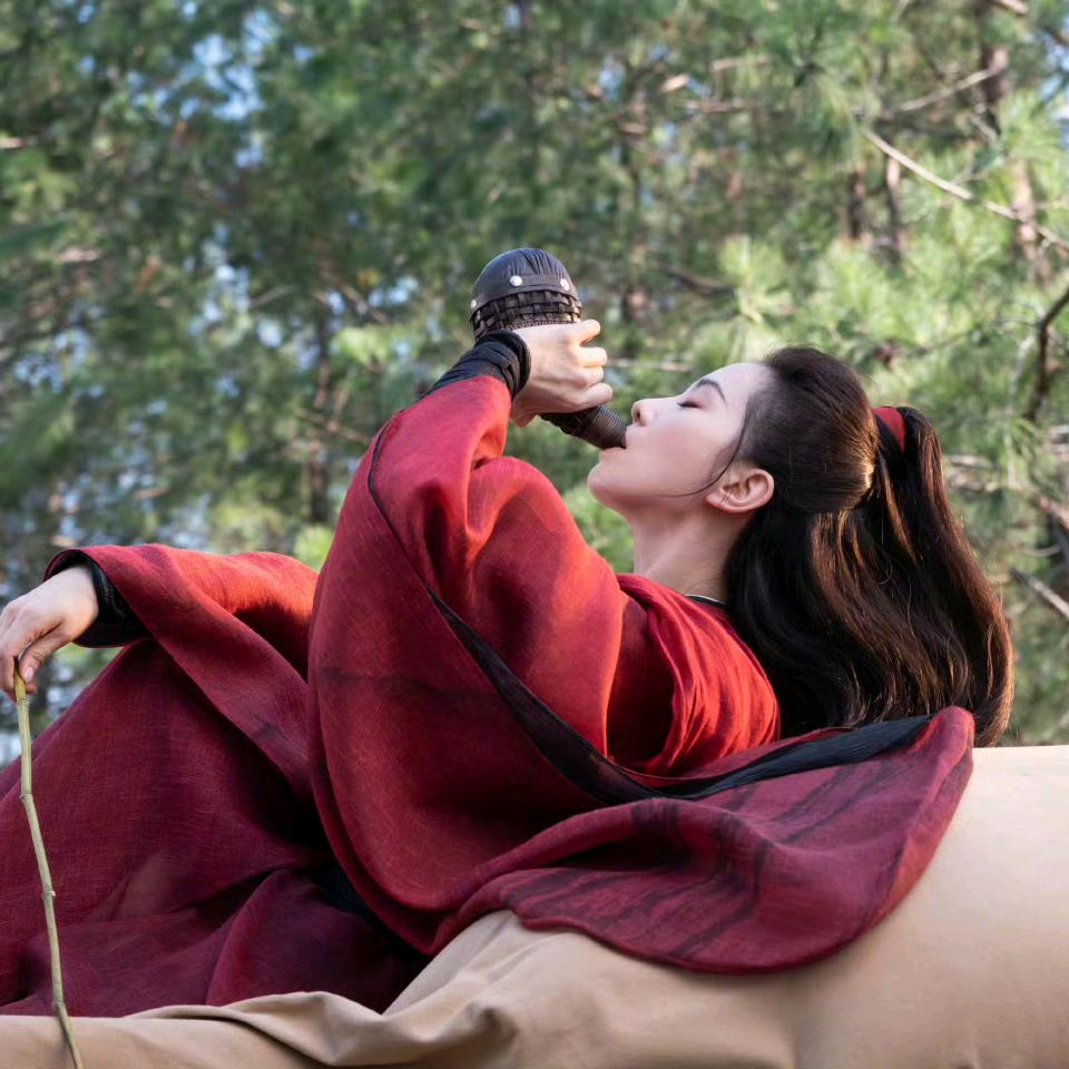 银鞍照白马，飒沓如流星