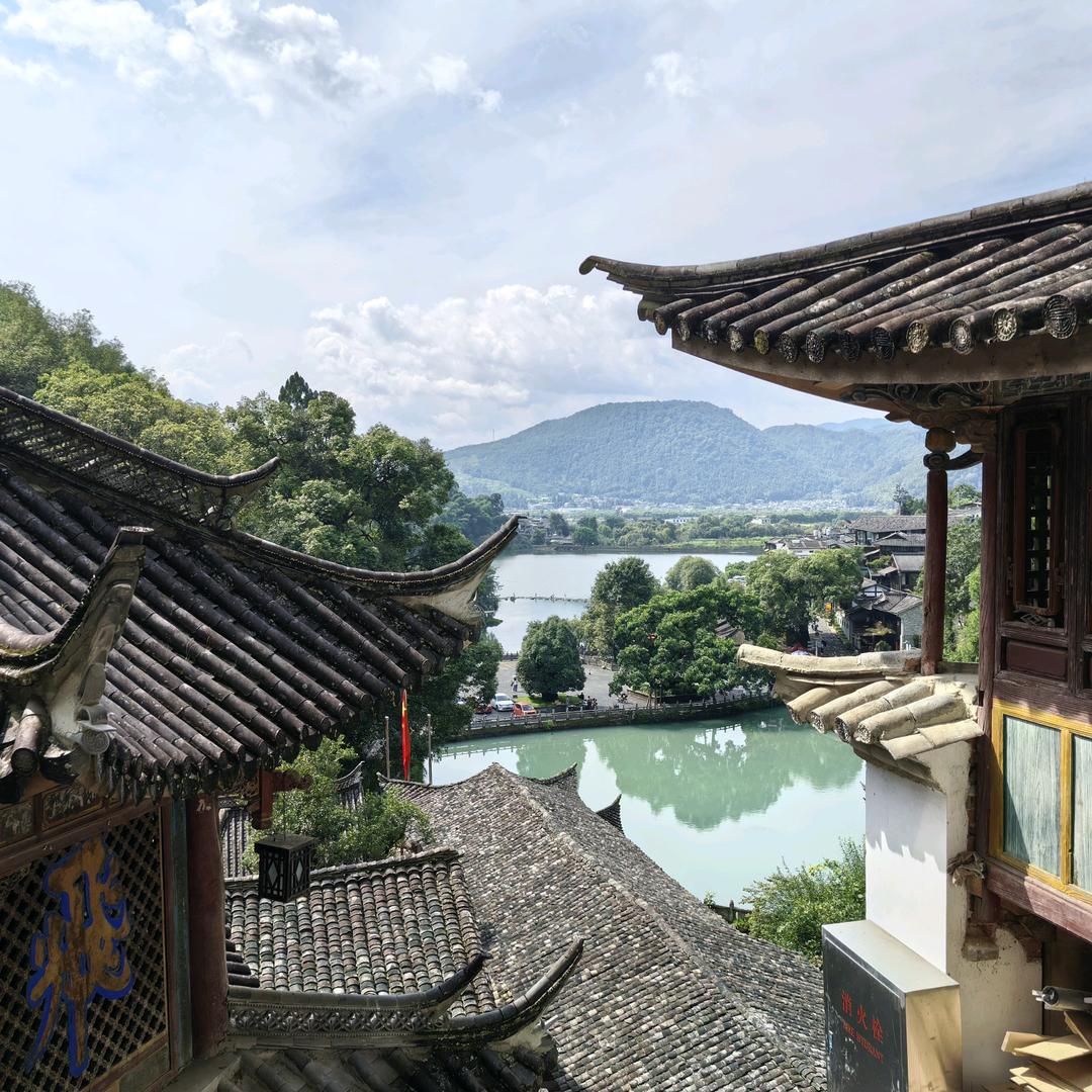 小楼一夜听春雨