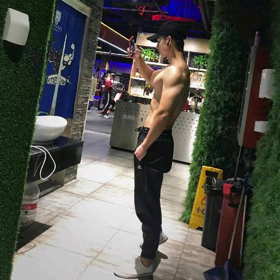 没有腹肌的小杨