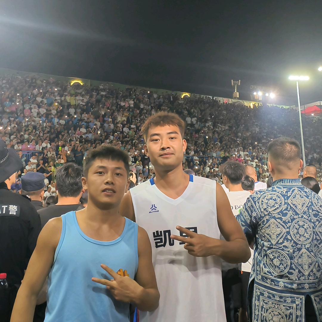 @浓眉字母明