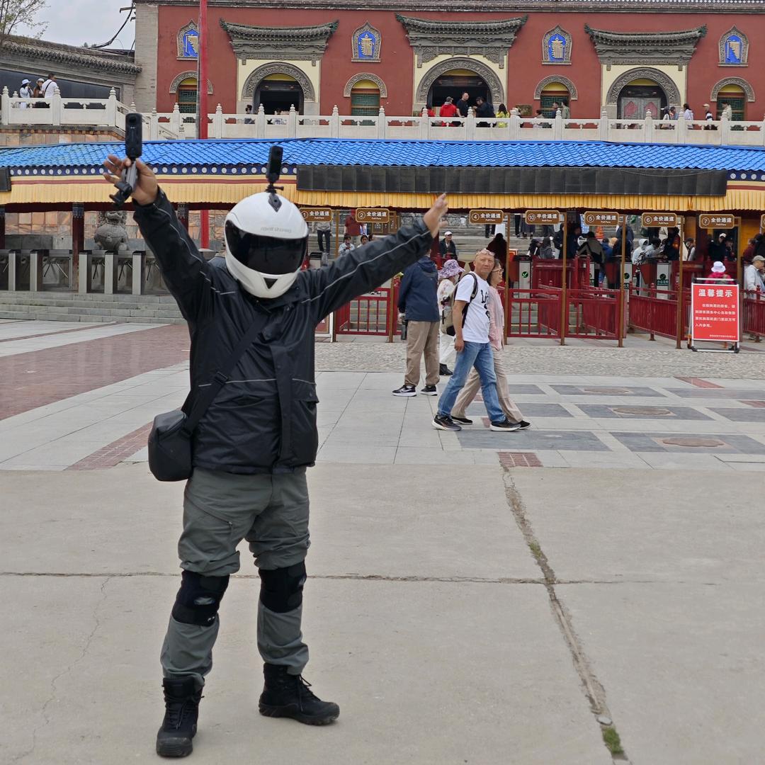 你瞅你梁哥干啥