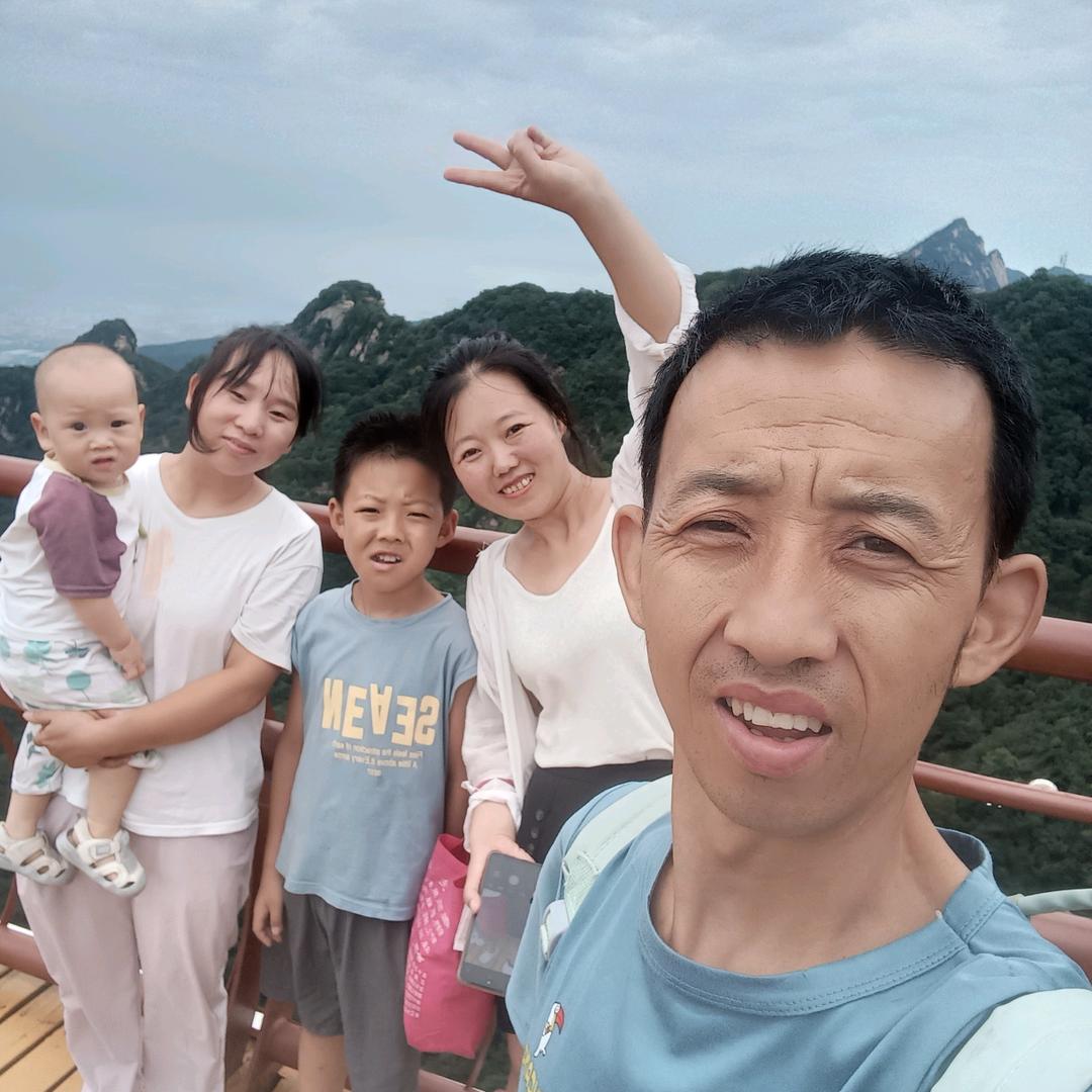 志华，
