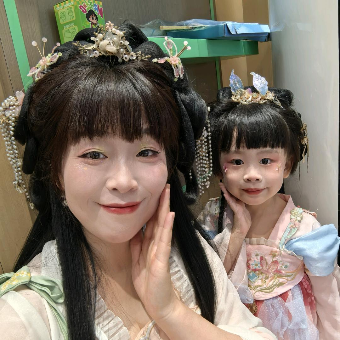 悬崖上的一只羊