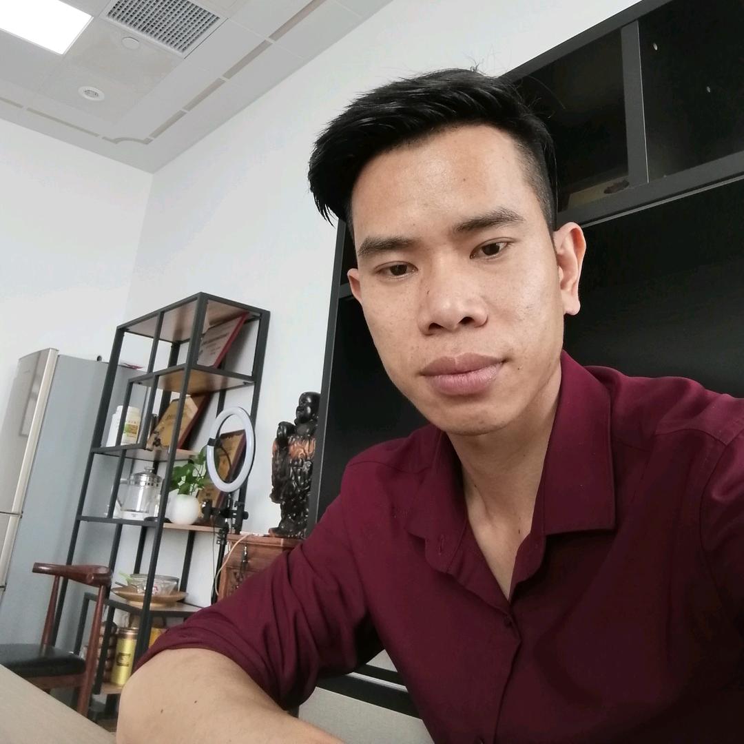 瘦小的小晨