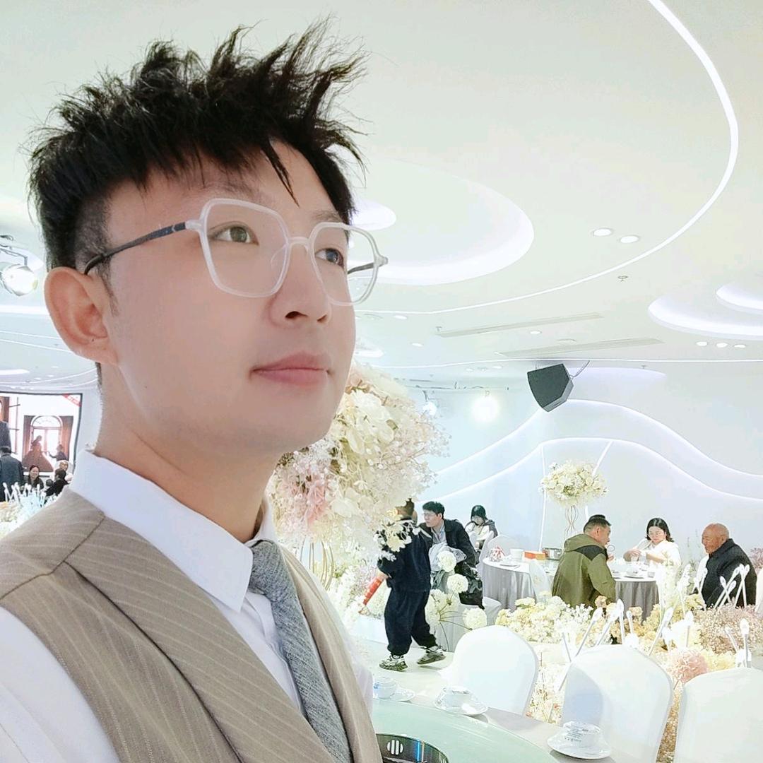 主持人京伟🎤、歌手🎸