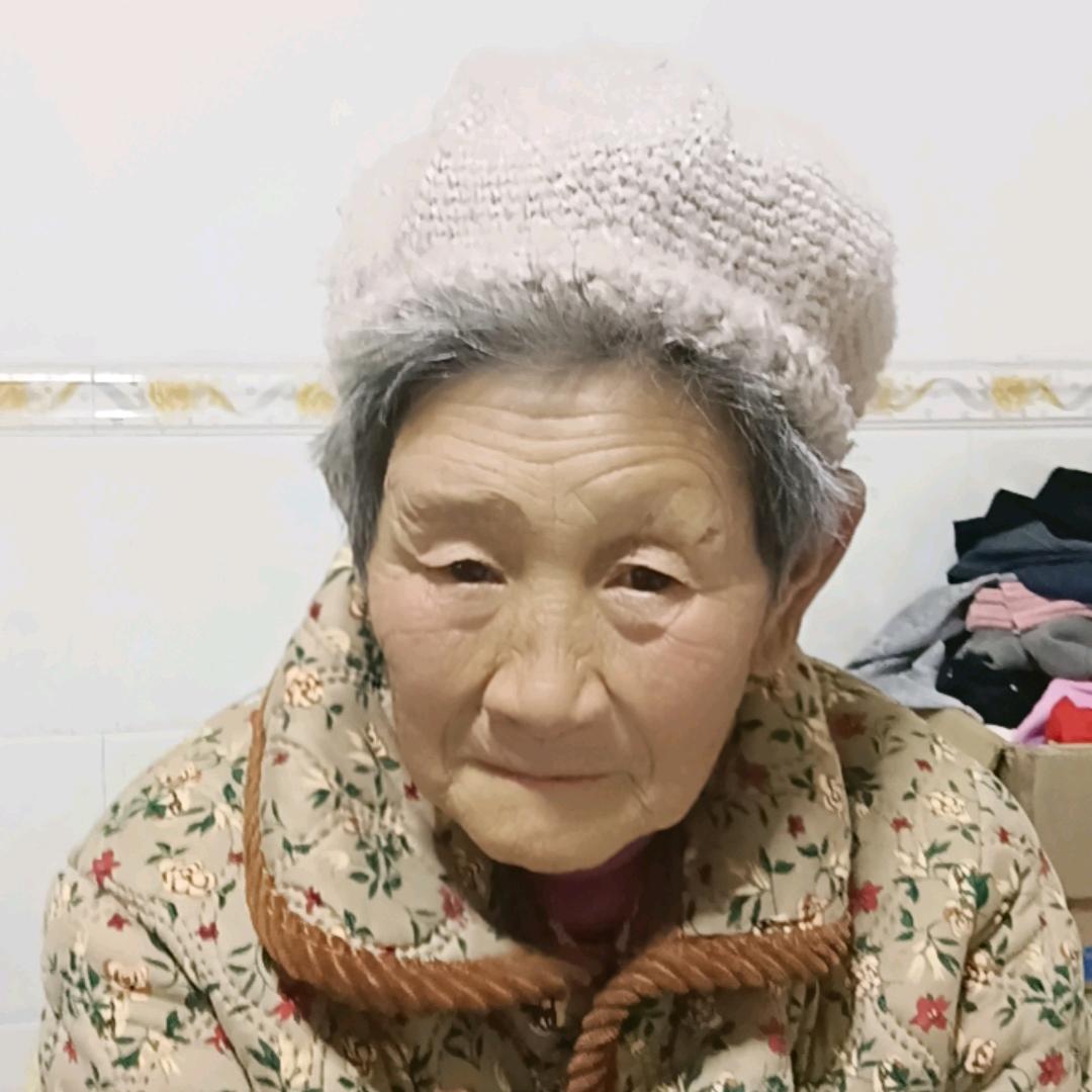 这个老人85岁了很开心