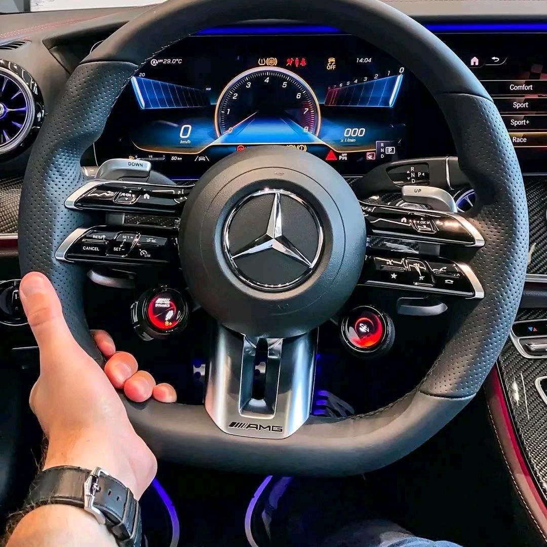 今天的我依然很帅气，加油搞钱