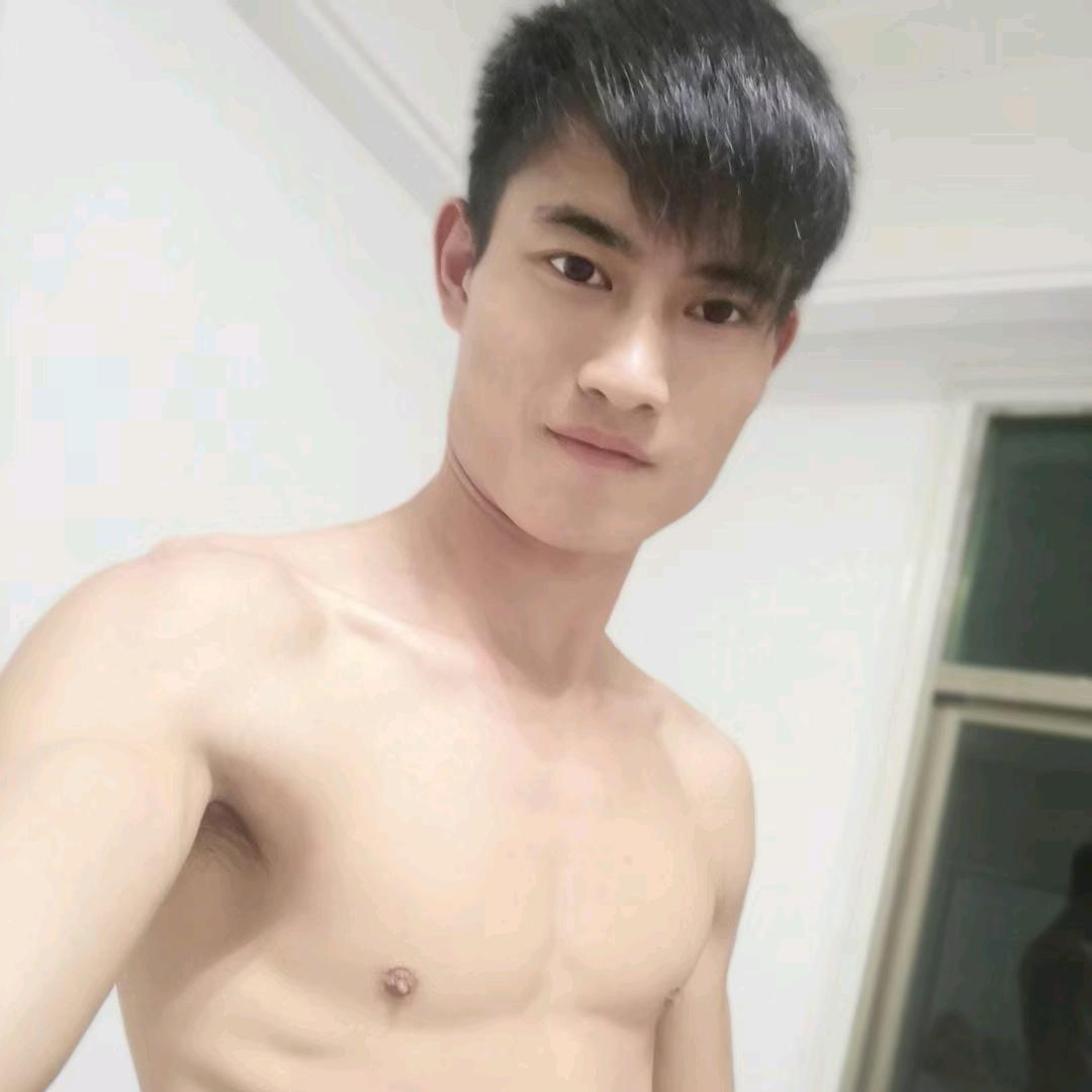 玩轮胎的小男孩。