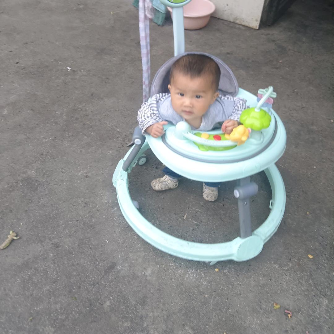 小何