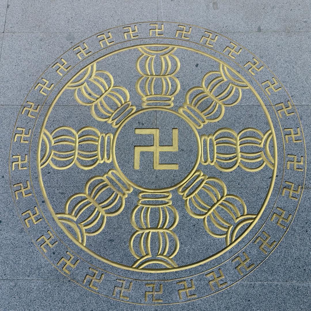 莲叶何田田