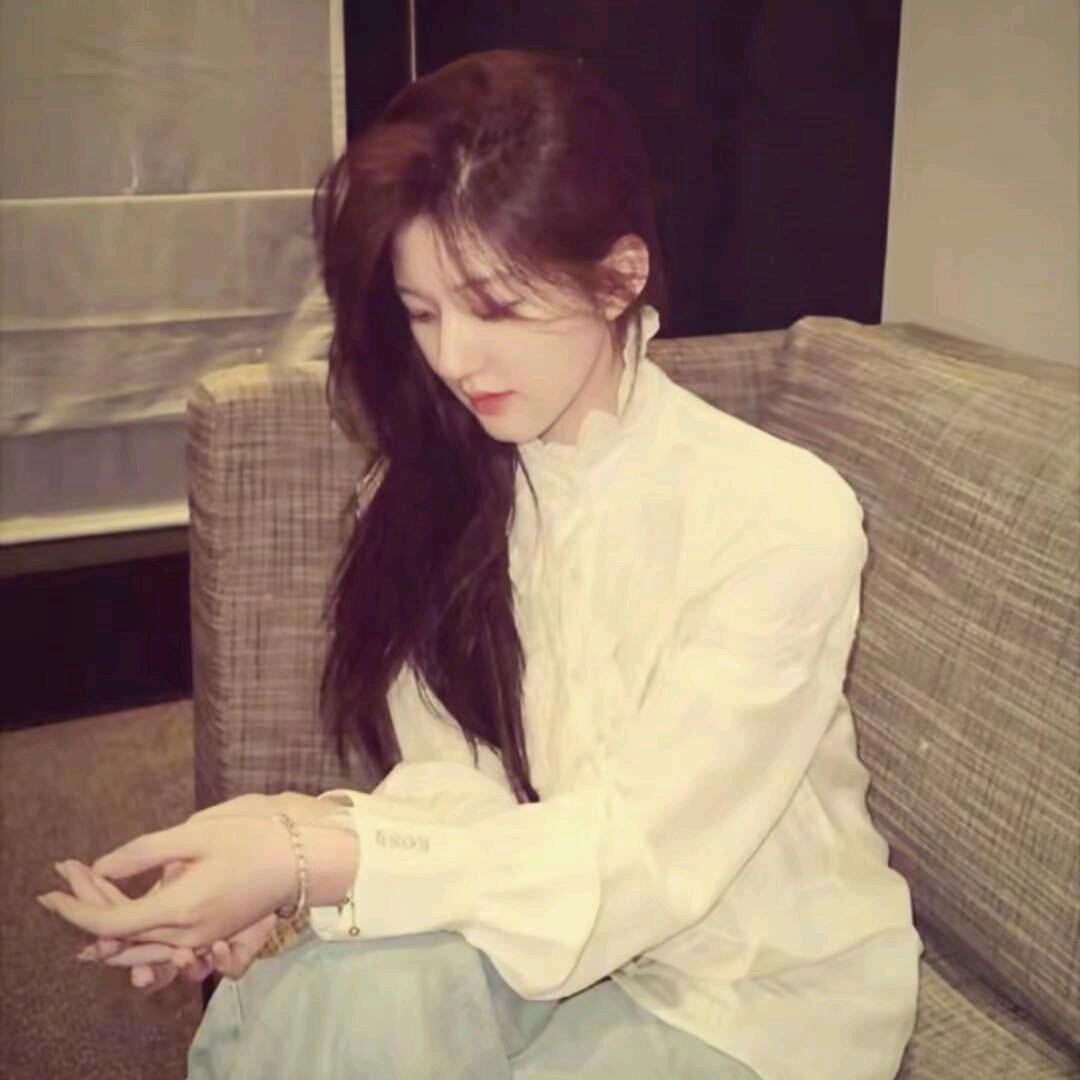 23岁清纯小妈离异带俩王八.