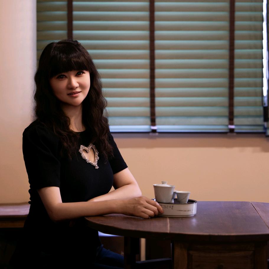 爱吃零食的茶艺师