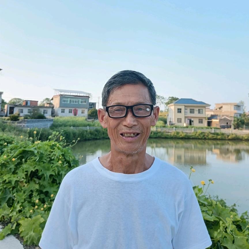 会吹口琴的农村爷爷（小号）