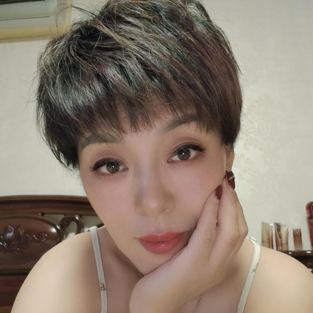 一口小白牙