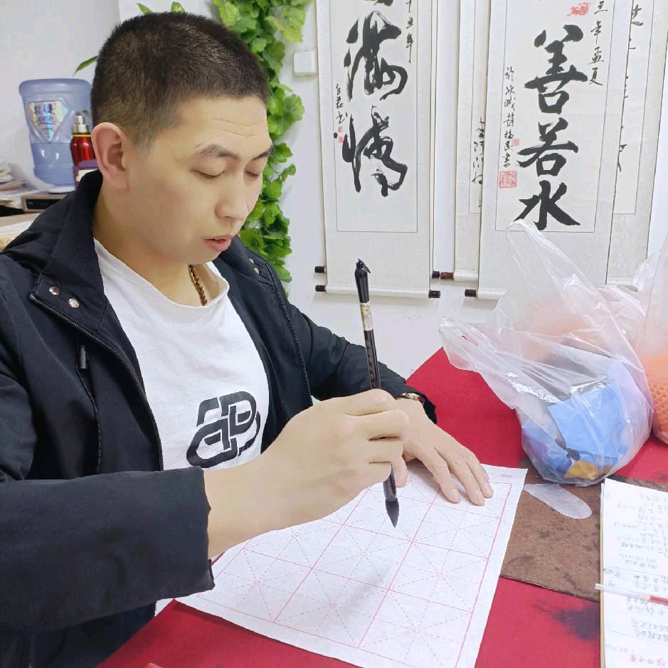 边路大伟