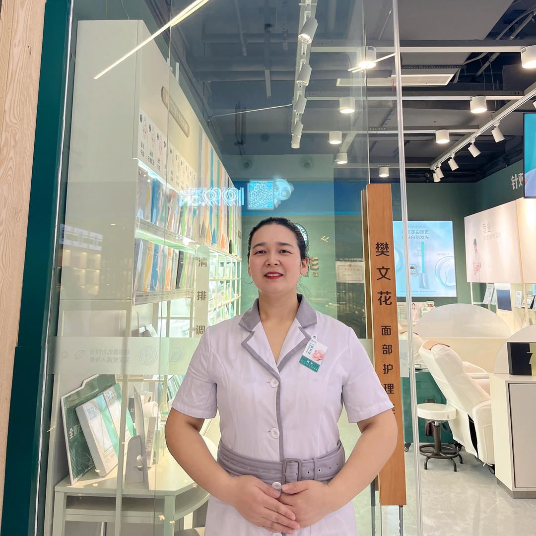 樊文花河马汇店长李娟