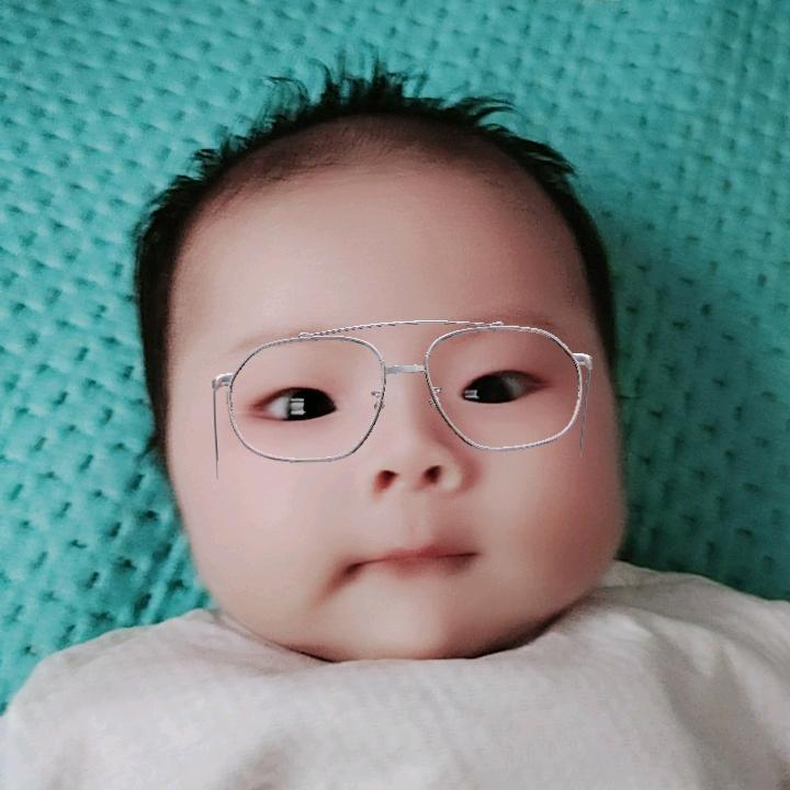 高兴快乐小宝贝