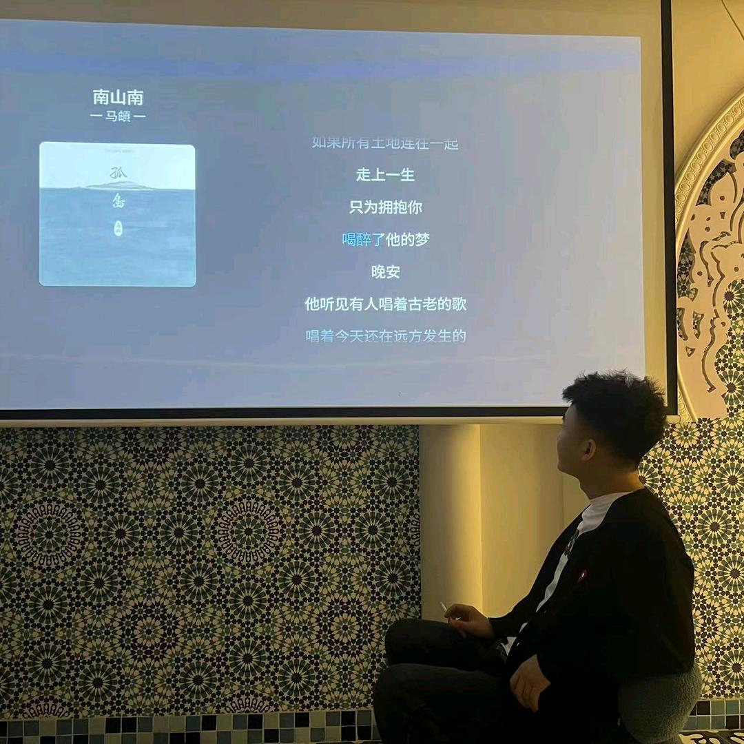 鱼窥荷