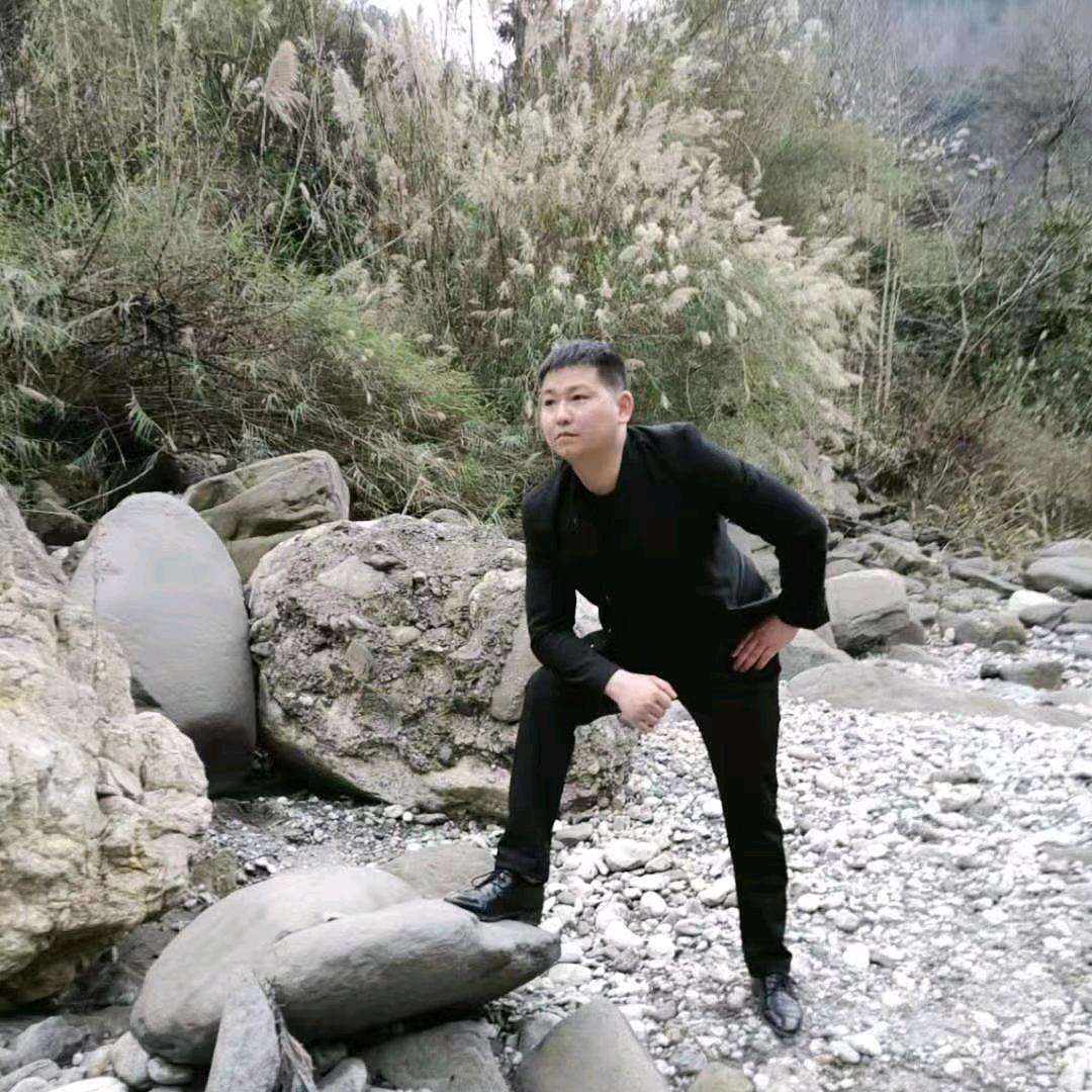 爱与光同在，德与灵并存