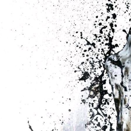 檐下的紫色风铃