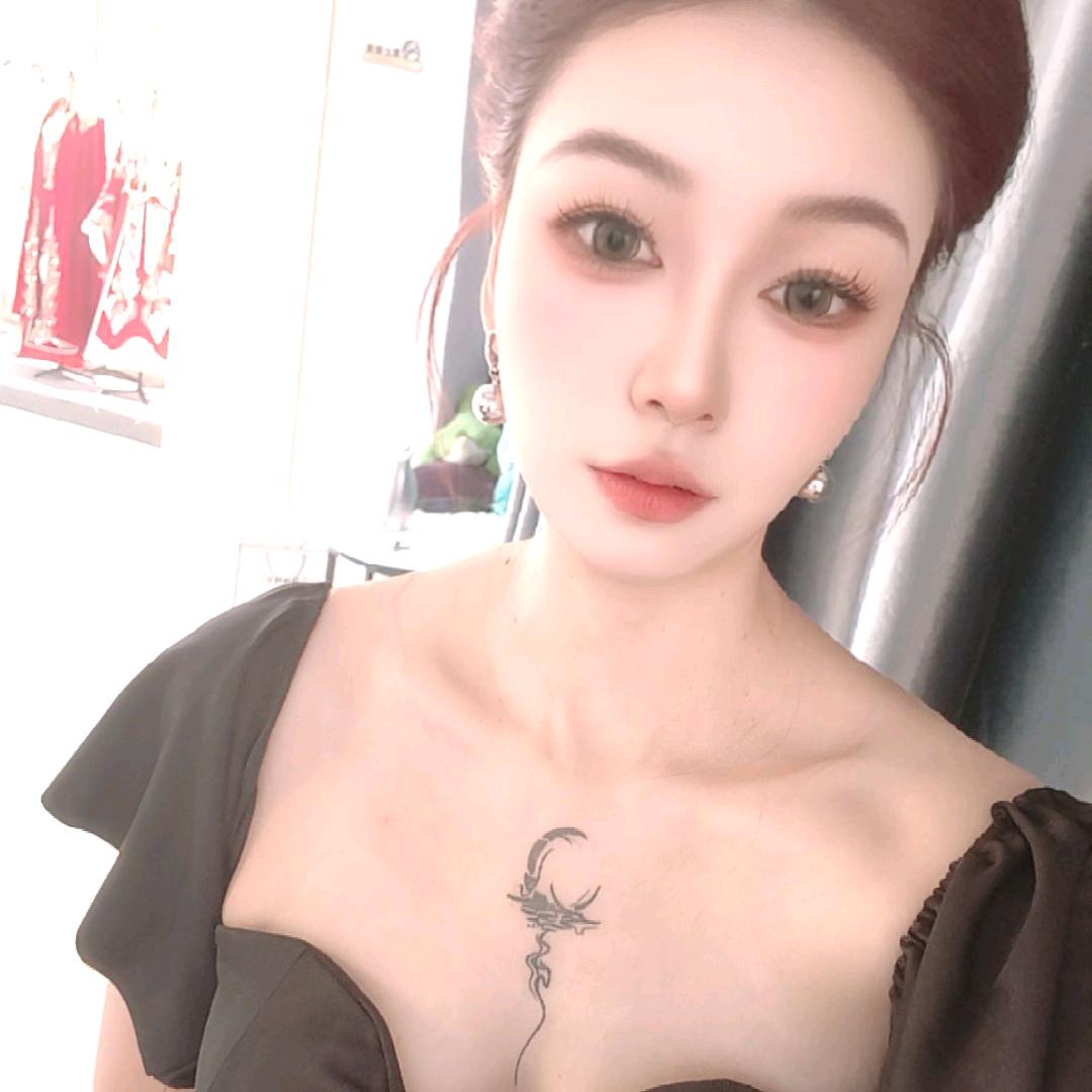 开酒吧的小姐姐