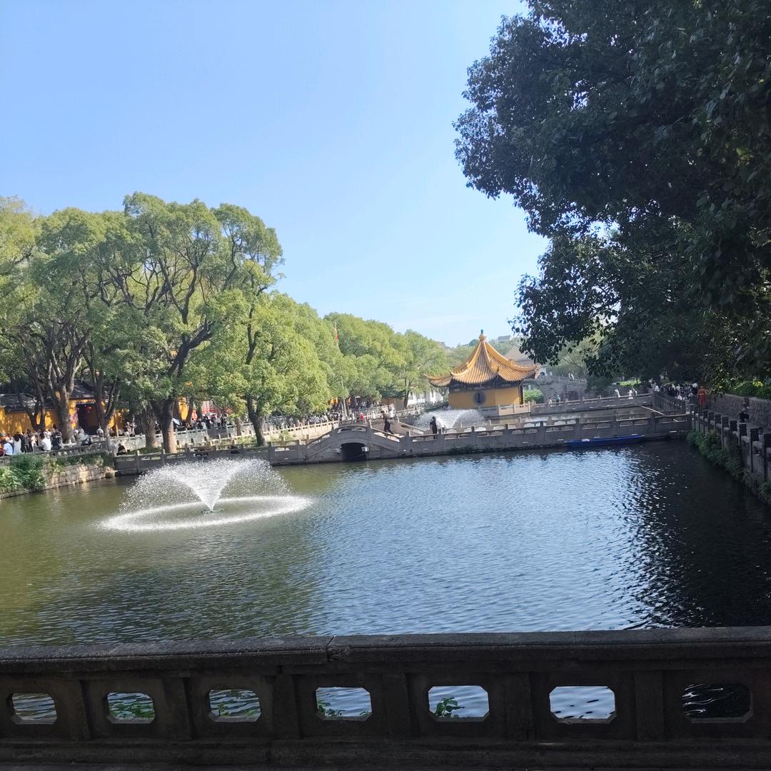 何必在忆