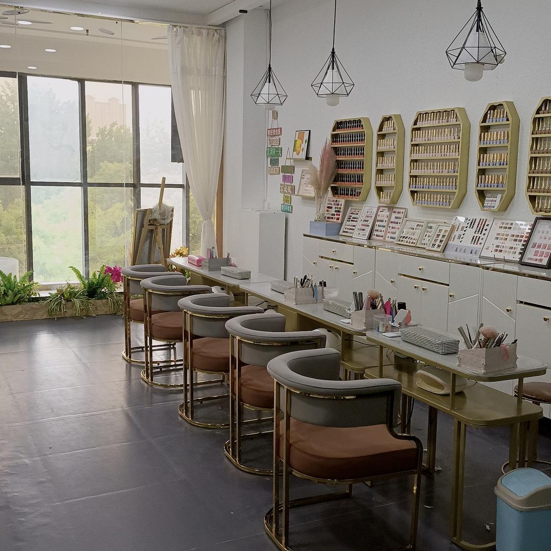 多彩美甲美睫店