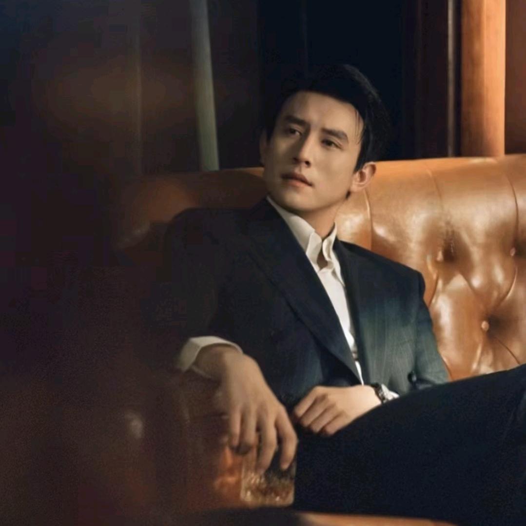 泛起一抹苦笑╮隐藏悲伤