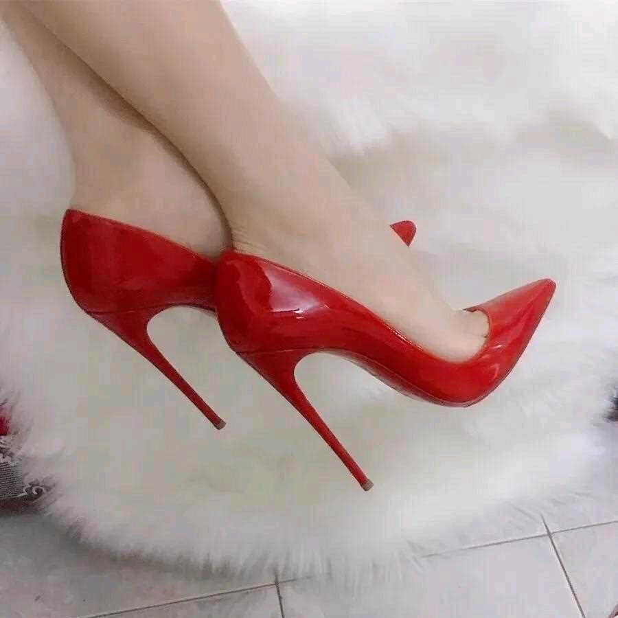 穿高跟鞋的女人