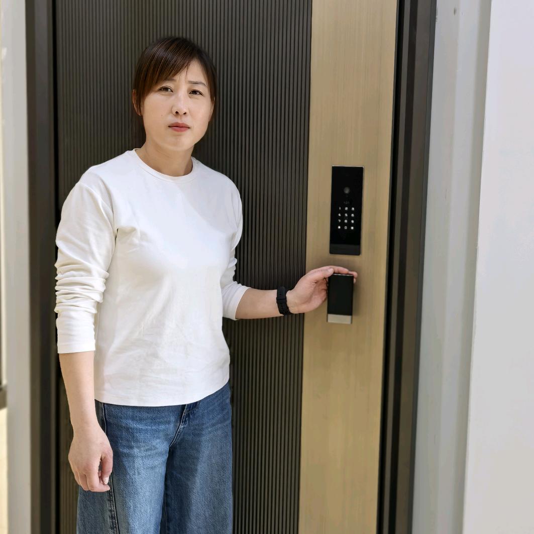 屯留卖防盗门指纹锁的老板娘
