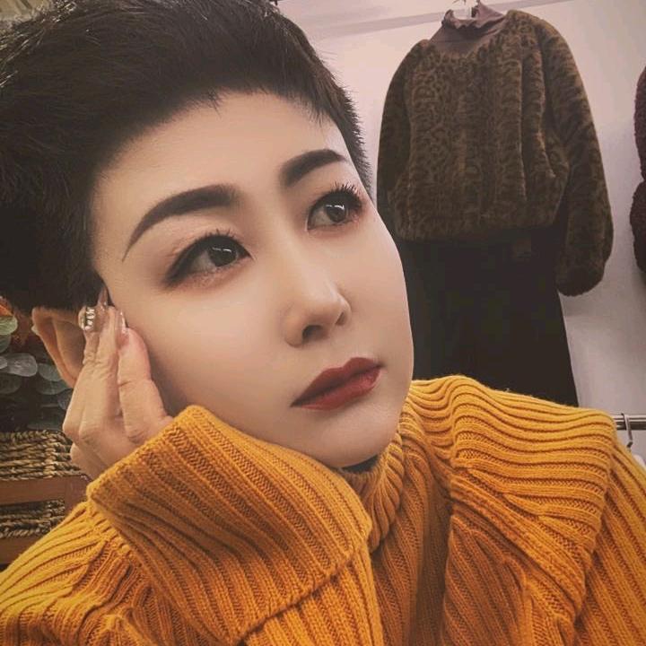 奇台新鑫商场二楼“名依名典”女装