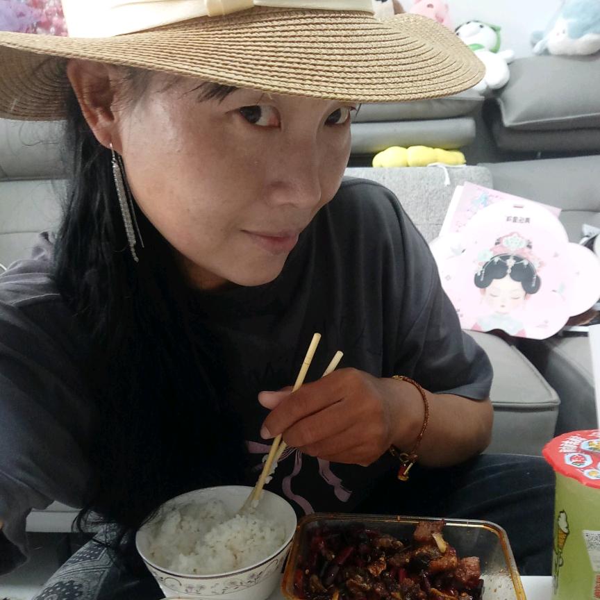 单亲妈妈拍不擦边不下头没负能量纯膈人视频