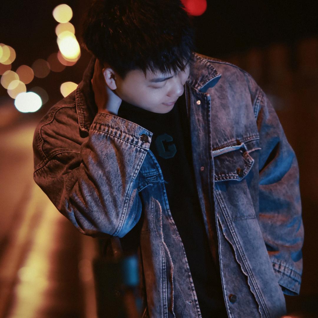 向北。