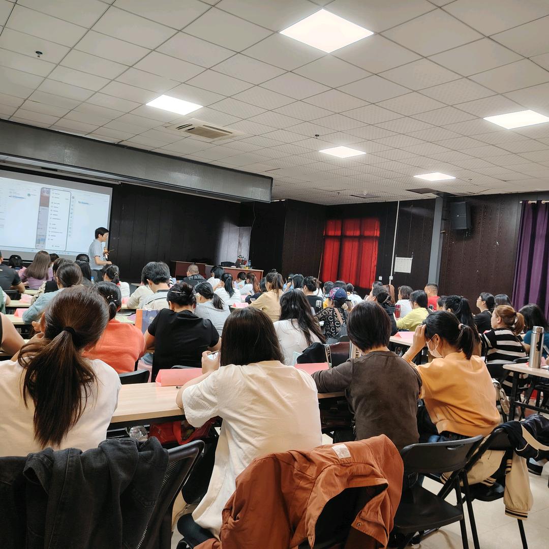 启铭培训学校卢老师下午3点直播间不见不散