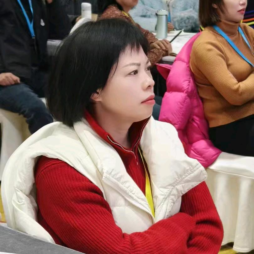 卖淋浴房窗帘木作的小姐姐