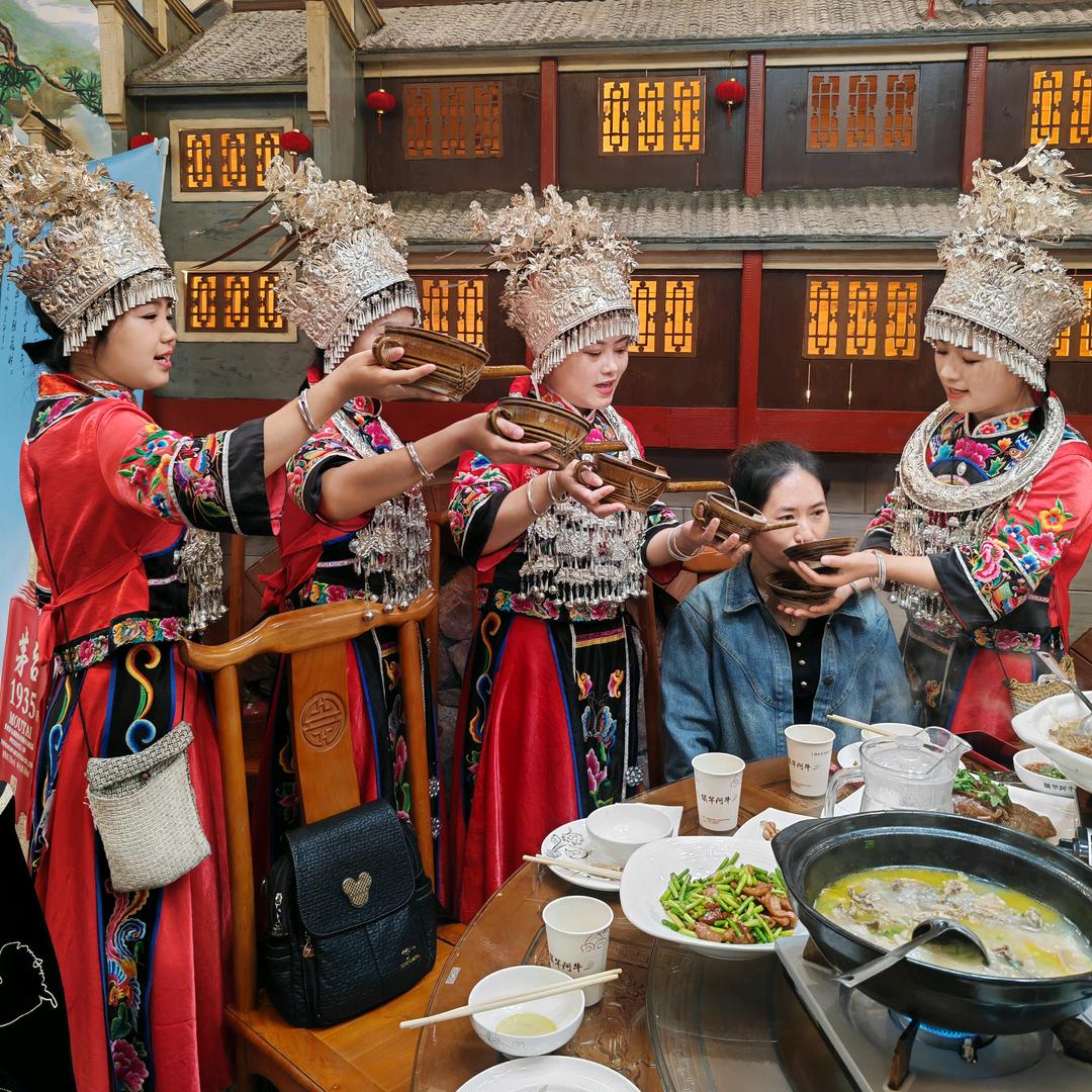 凤凰古城镇竿阿牛美食特产