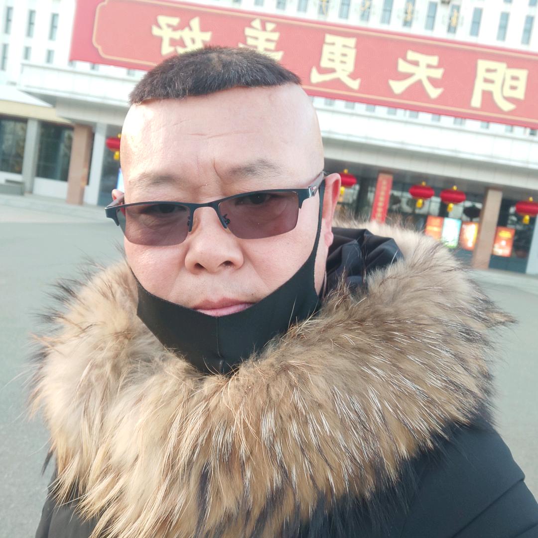 风雨中的男人