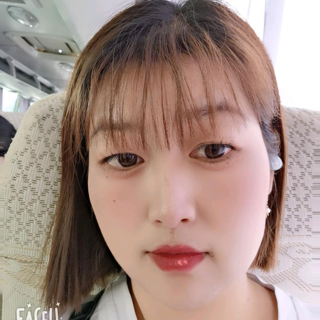 李丽（FYOM妃漾迷不脱妆粉底液）