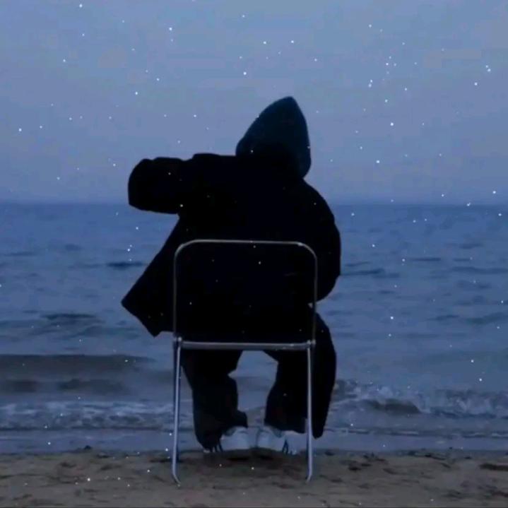 今晚的月光些许有些凄凉。