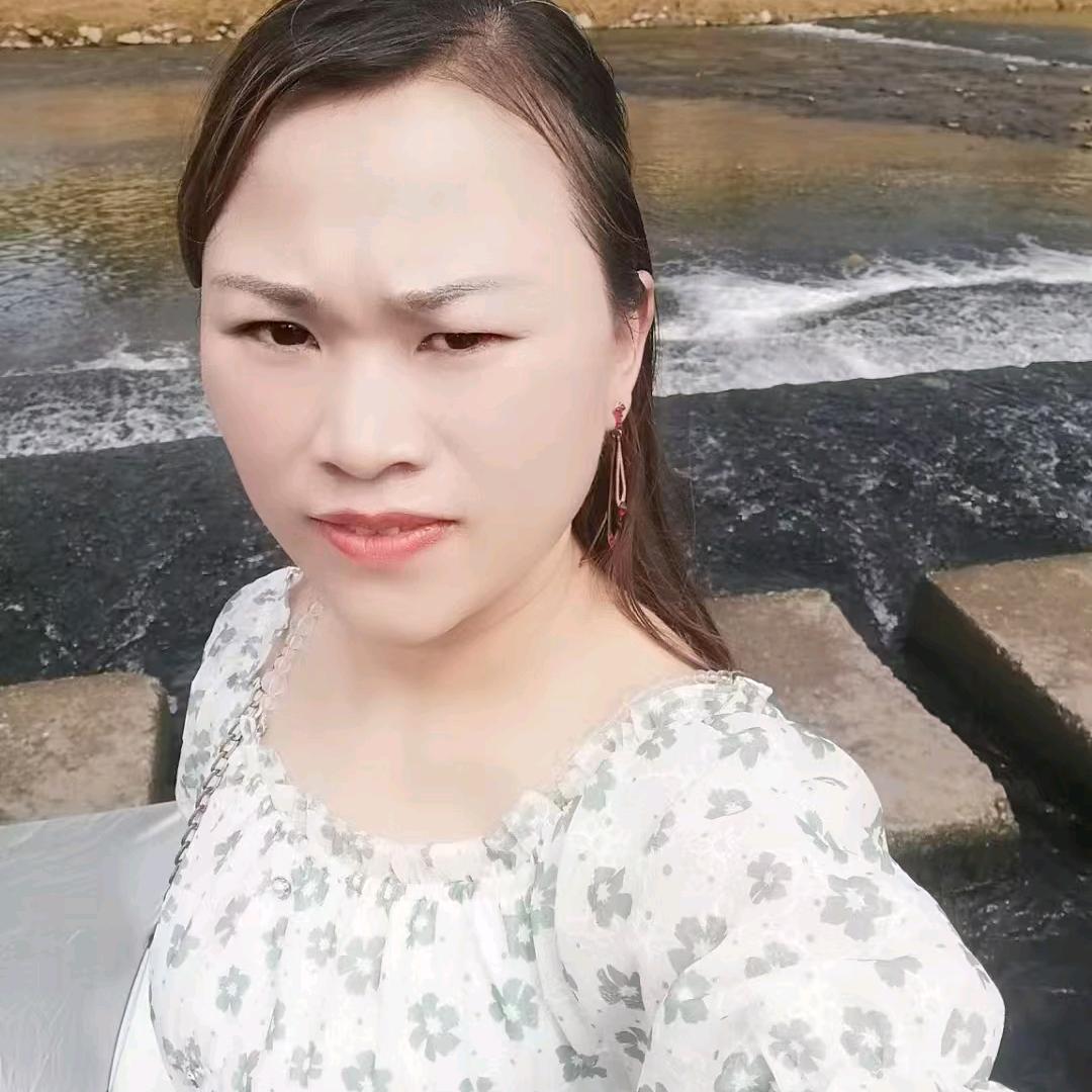 买家电的黑女子