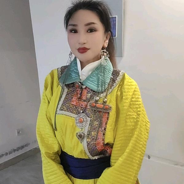 娜仁图娅.