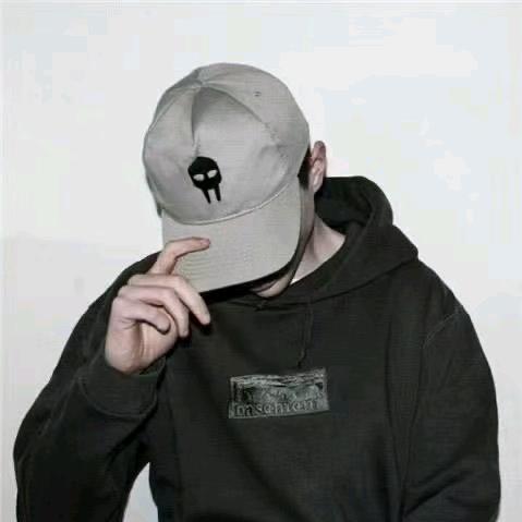 @爱皎月的男孩