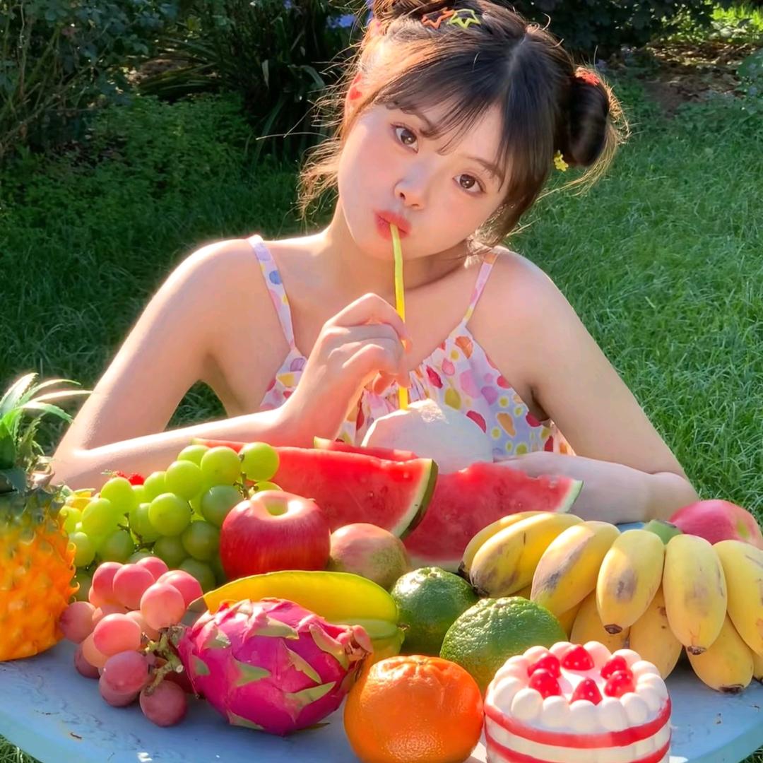 买水果的小女孩