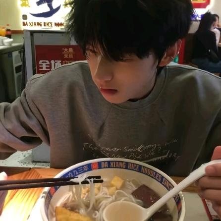 网恋奔现200斤被老婆发现被打成猪头