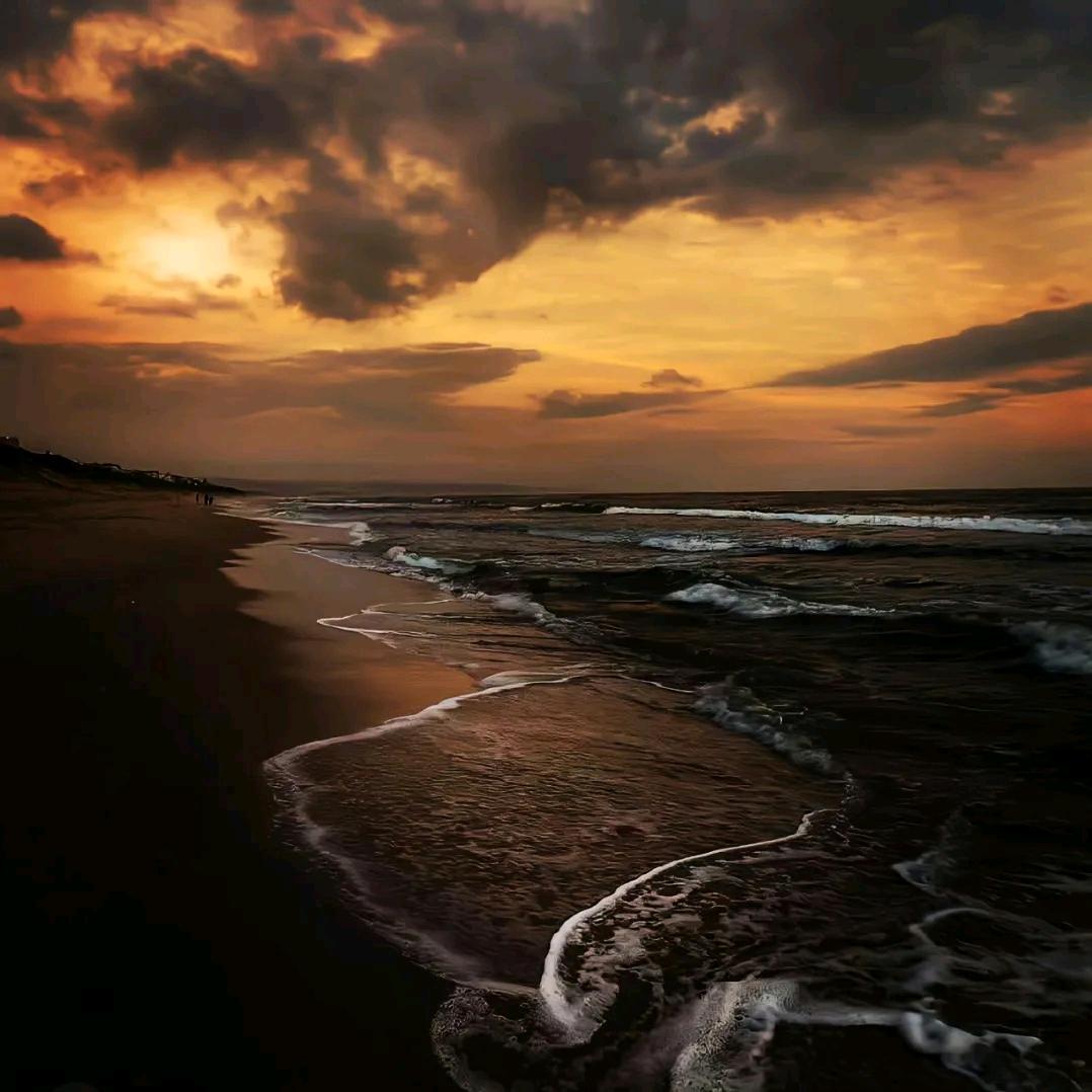 小东西还挺凶，奶瓶给你打掉了